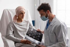 Penyakit Dalam dan Hematologi Onkologi 54 Asisten dokter menginformasikan progress kanker
