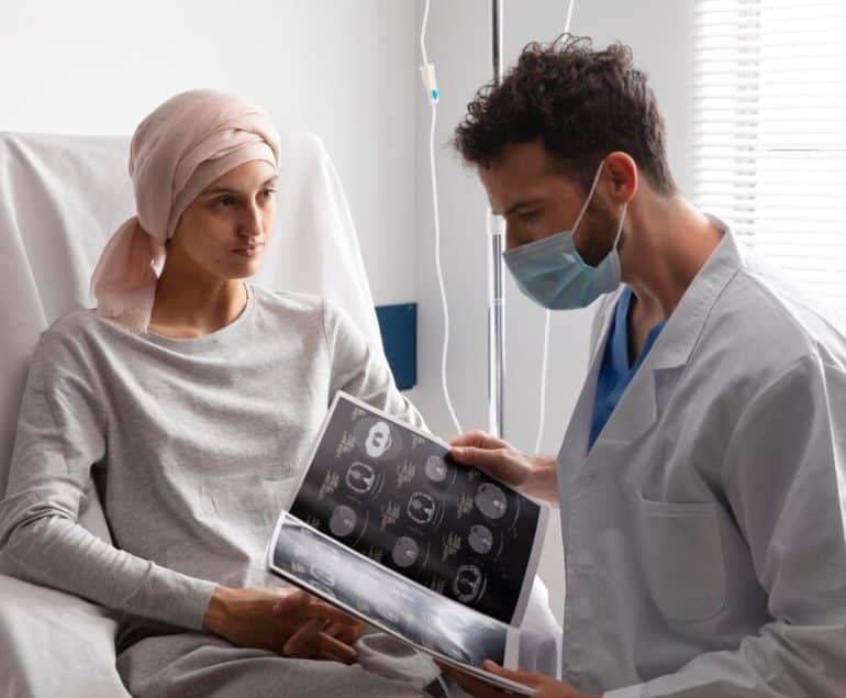 Asisten dokter menginformasikan progress kanker