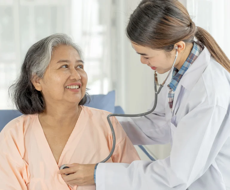 dokter sedang memeriksa pasien