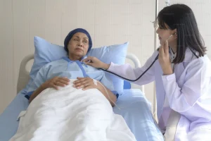 dokter sedang memeriksa pasien