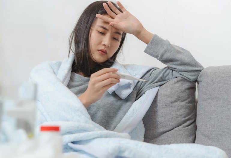 Melakukan pengecekan suhu tubuh