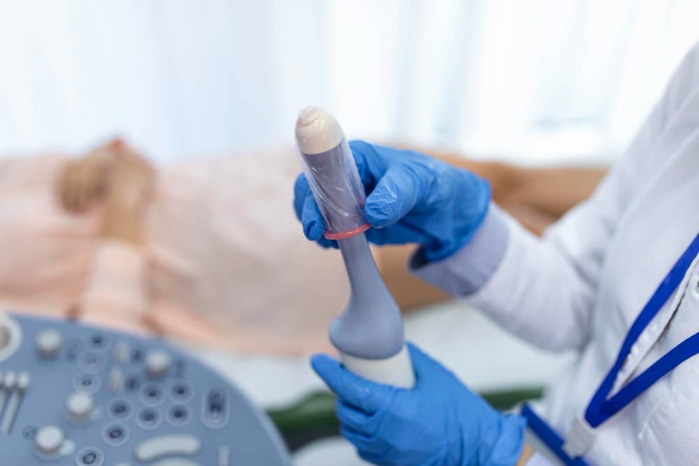 gynecologist mengganti cover alat usg transvaginal