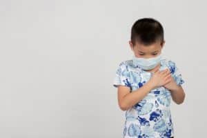 Kesehatan Anak 69 Seorang anak sedang sesak nafas