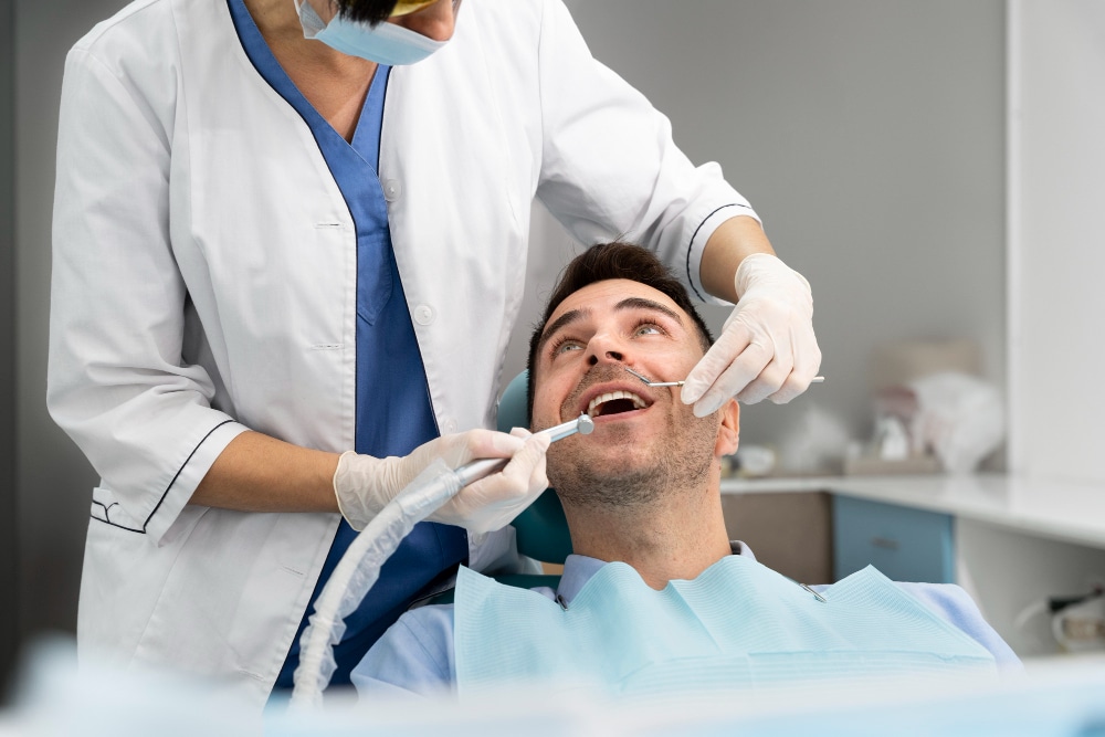 Dentist melakukan pengecekan gigi pasien