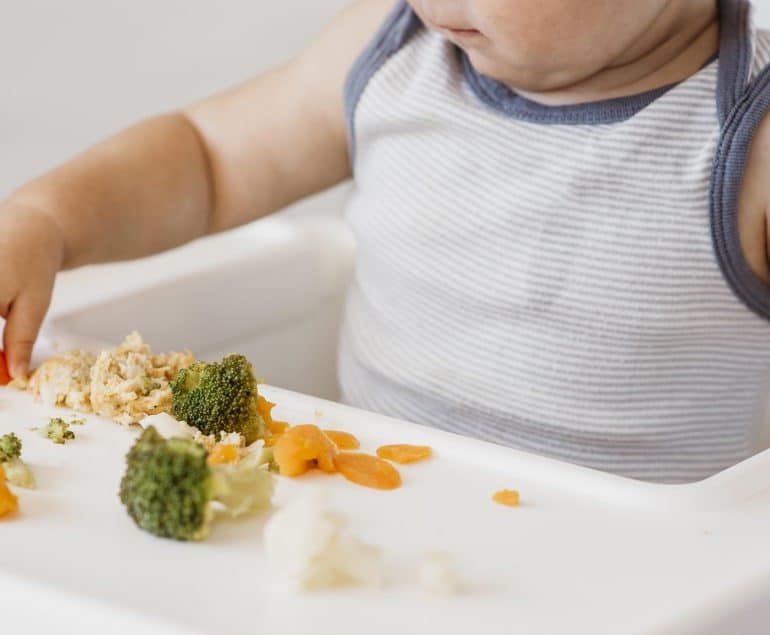 2. Bayi sedang makan