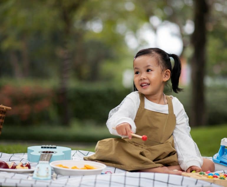 Bayi sedang makan