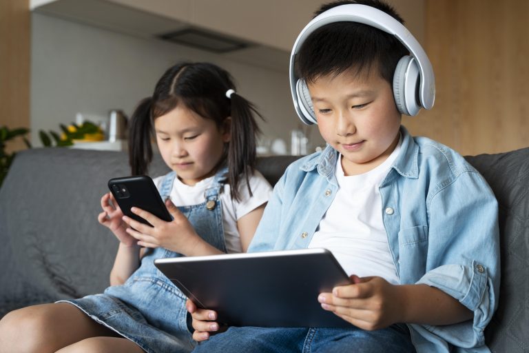 Anak dengan Gadget