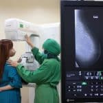 Pasien sedang melakukan pemeriksaan payudara