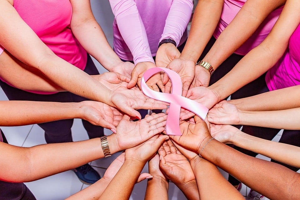 Terdiagnosa Kanker Payudara? Ini Langkah yang Harus Dilakukan! 2 1.-Pita-pink-tanda-kanker-payudara