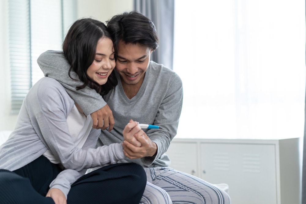 Sudah Menikah Tapi Belum Hamil? Ini Saat yang Tepat Memulai Program Kehamilan 2 Couple cek testpack