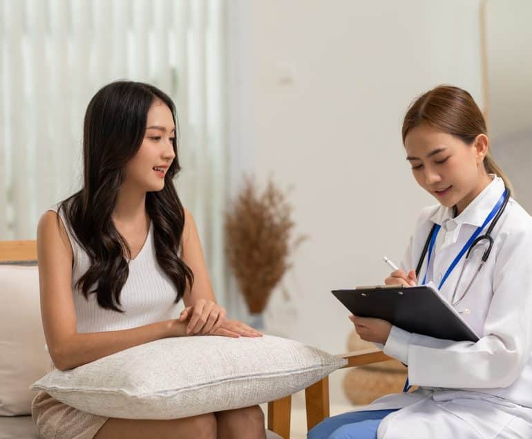 Wanita konsultasi tentang kewanitaan ke dokter