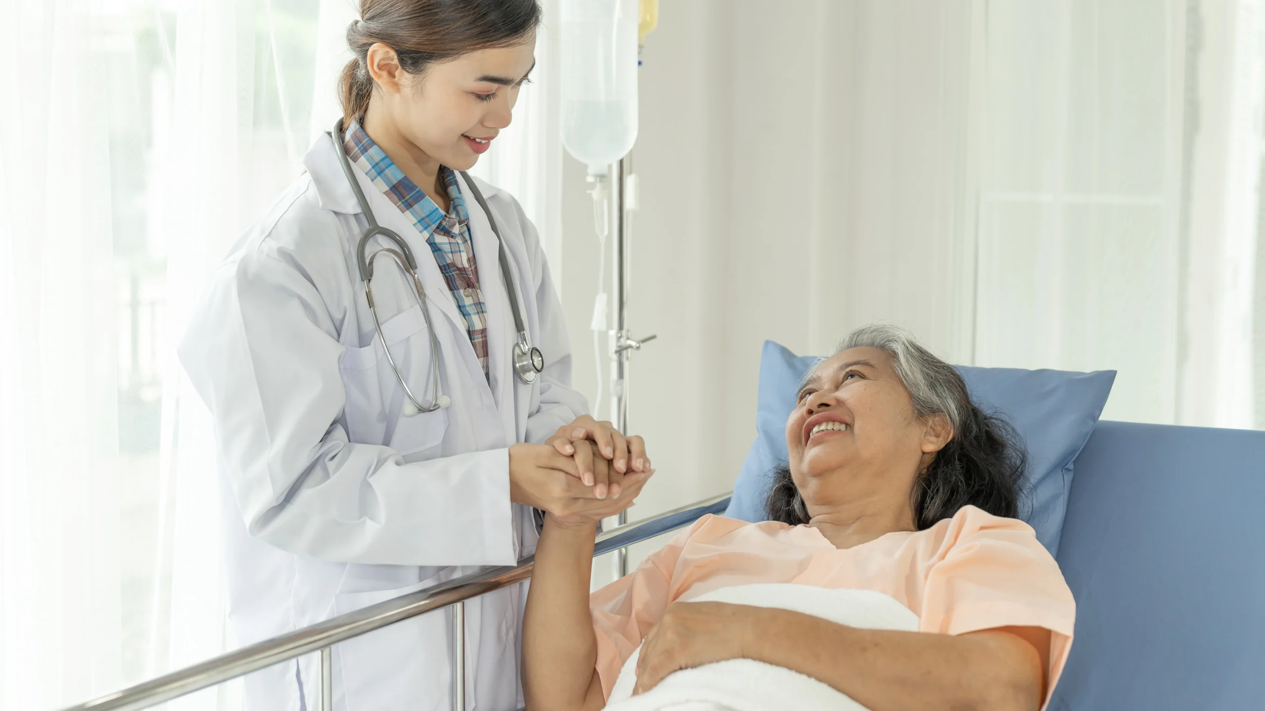 Kenali Tanda-tanda dari Benjolan Kanker 4 dokter wanita bersama pasien